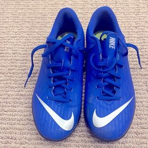 Nike mercurial size 4y indoor cleats- LIKE NEW never worn